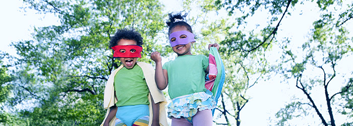 Crianças com máscaras coloridas nos olhos.