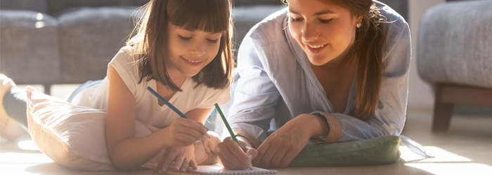 Mãe e filha brincando na quarentena.